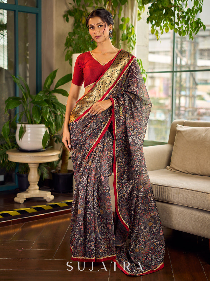 Sari en Chanderi gris foncé orné de motifs floraux Kalamkari sur toute la surface, avec bordure en zari doré tissé et ourlet contrastant bordeaux