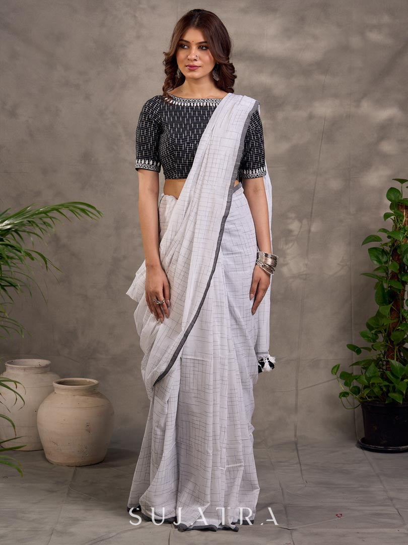 Chemisier en coton ikat noir et blanc avec encolure et manches brodées