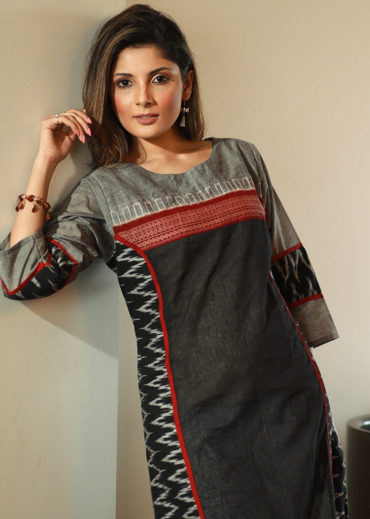 Kurta noir à coupe droite en coton tissé à la main, avec motif Ikkat et bordure contrastante