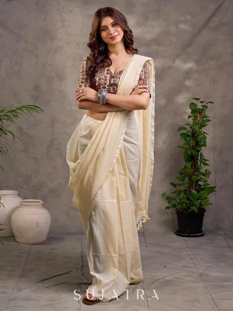 Blouse à motif géométrique marron et beige avec manches aux coudes et décolleté en cœur