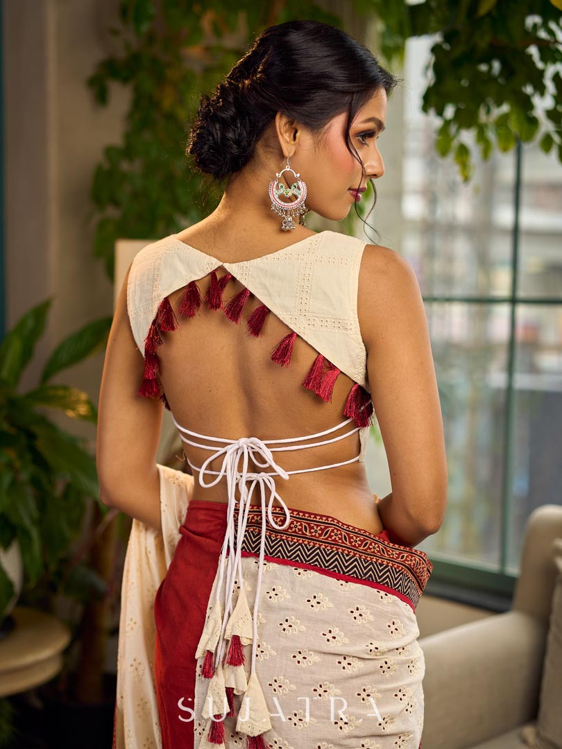 Sari élégant en coton blanc Hakoba avec imprimé Kalamkari rouge rouille et bordure à chevrons Ajrakh