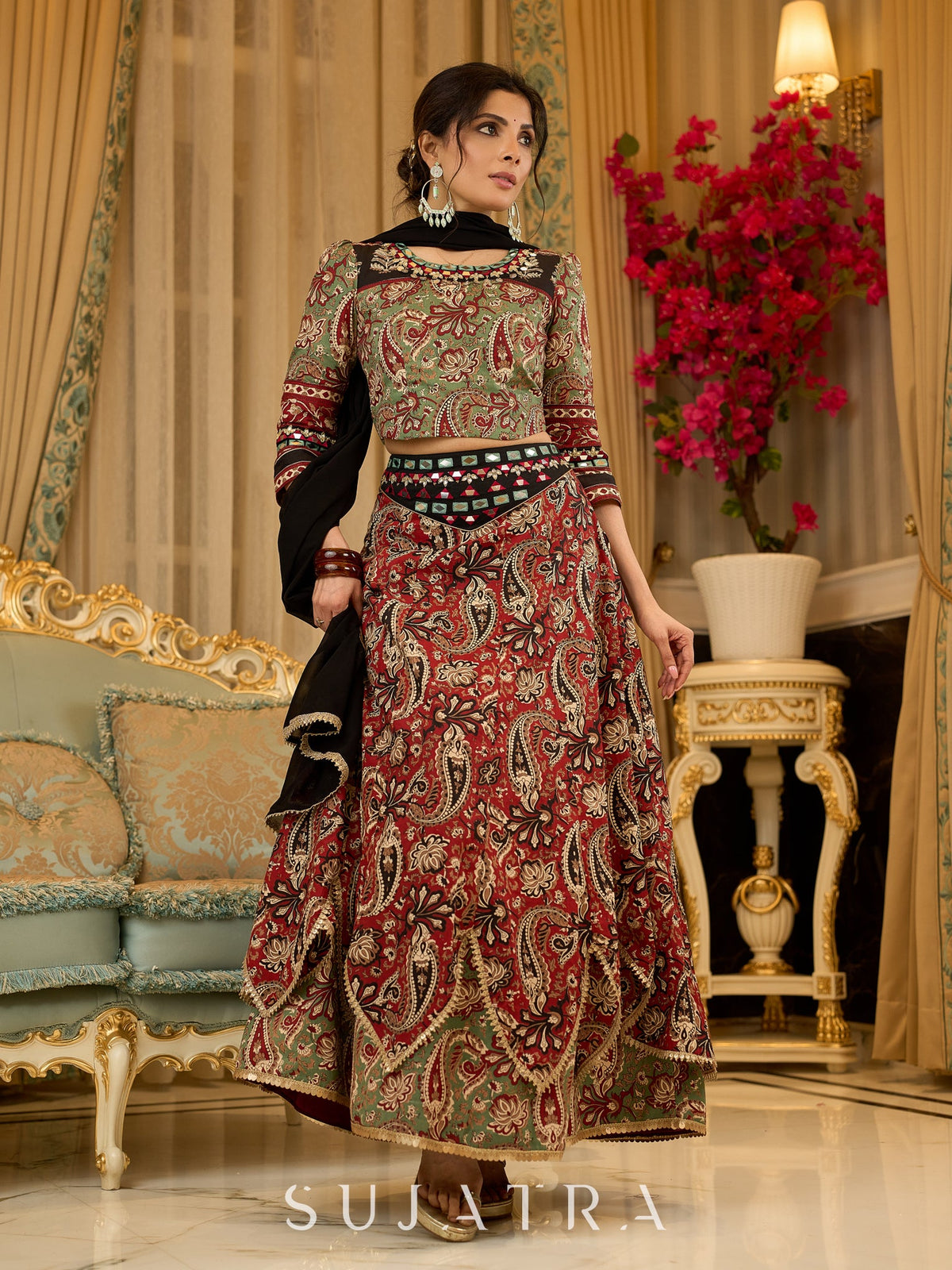 Ensemble folklorique contemporain composé d'un lehenga à imprimé au bloc à coupe pétale avec des accents de miroirs - Dupatta brodé en option