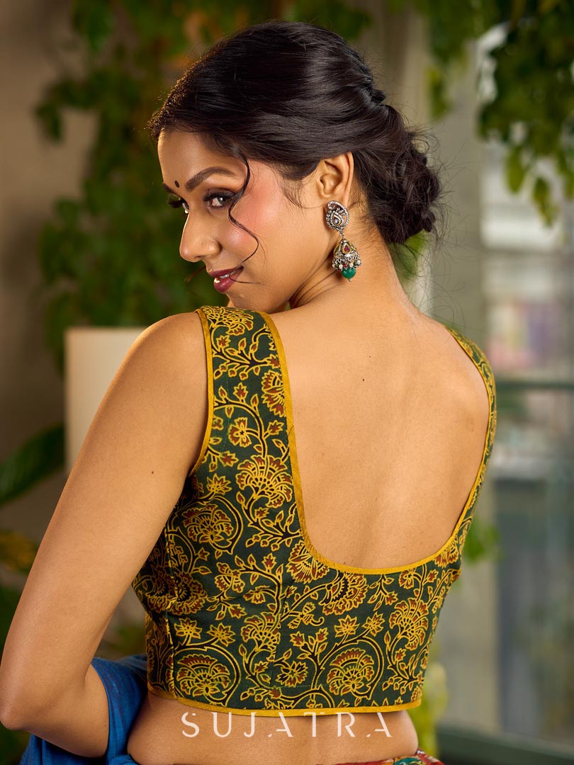 Sari en coton bleu fabriqué à la main avec peinture Gond et bordure multicolore Ikat et Kalamkari