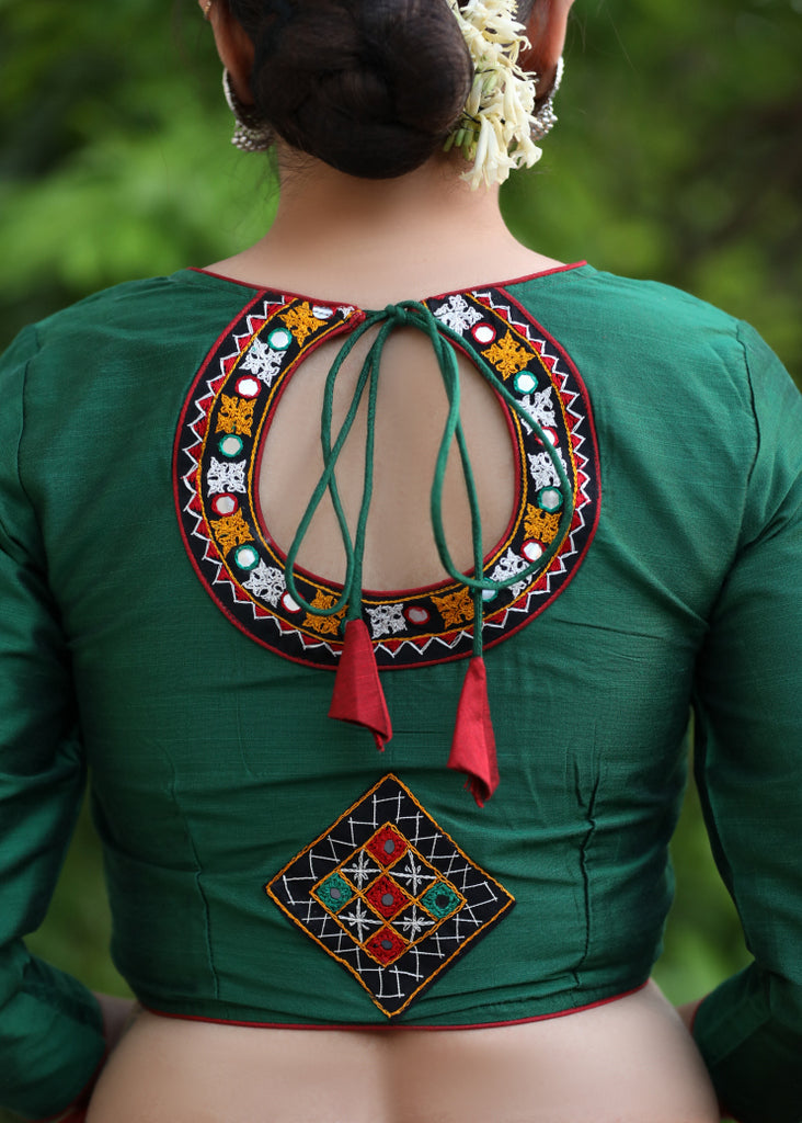 Blouse en soie et coton vert avec empiècement brodé Kutch