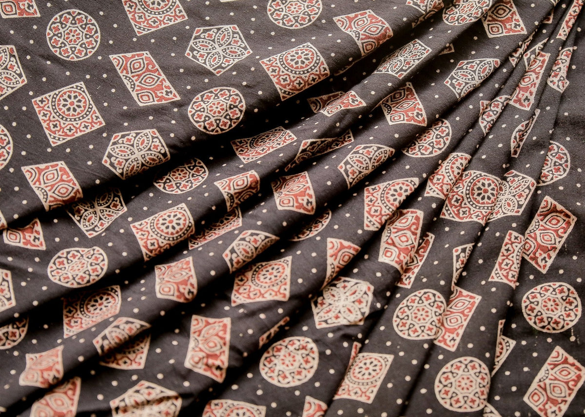 Tissu en coton Ajrakh imprimé en noir avec motifs géométriques