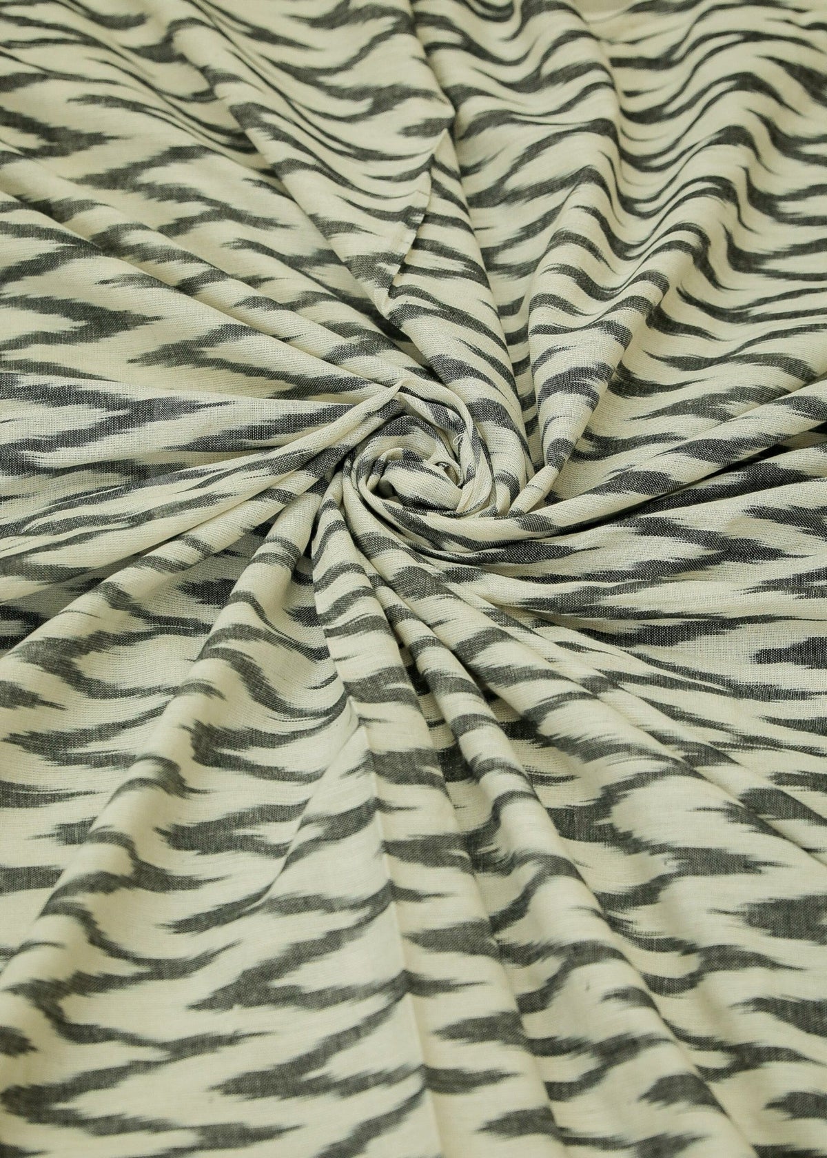 Tissu Ikat en pur coton avec motif zigzag noir sur fond blanc