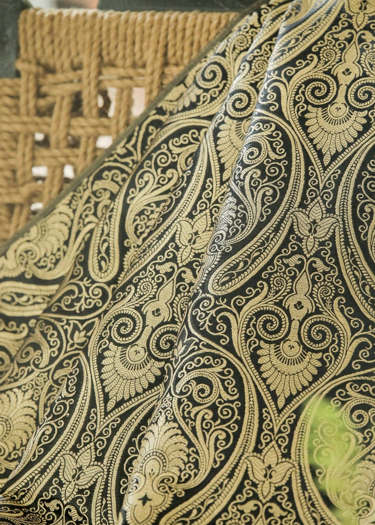 Tissu brocart Banarasi noir exclusif à motifs cachemire