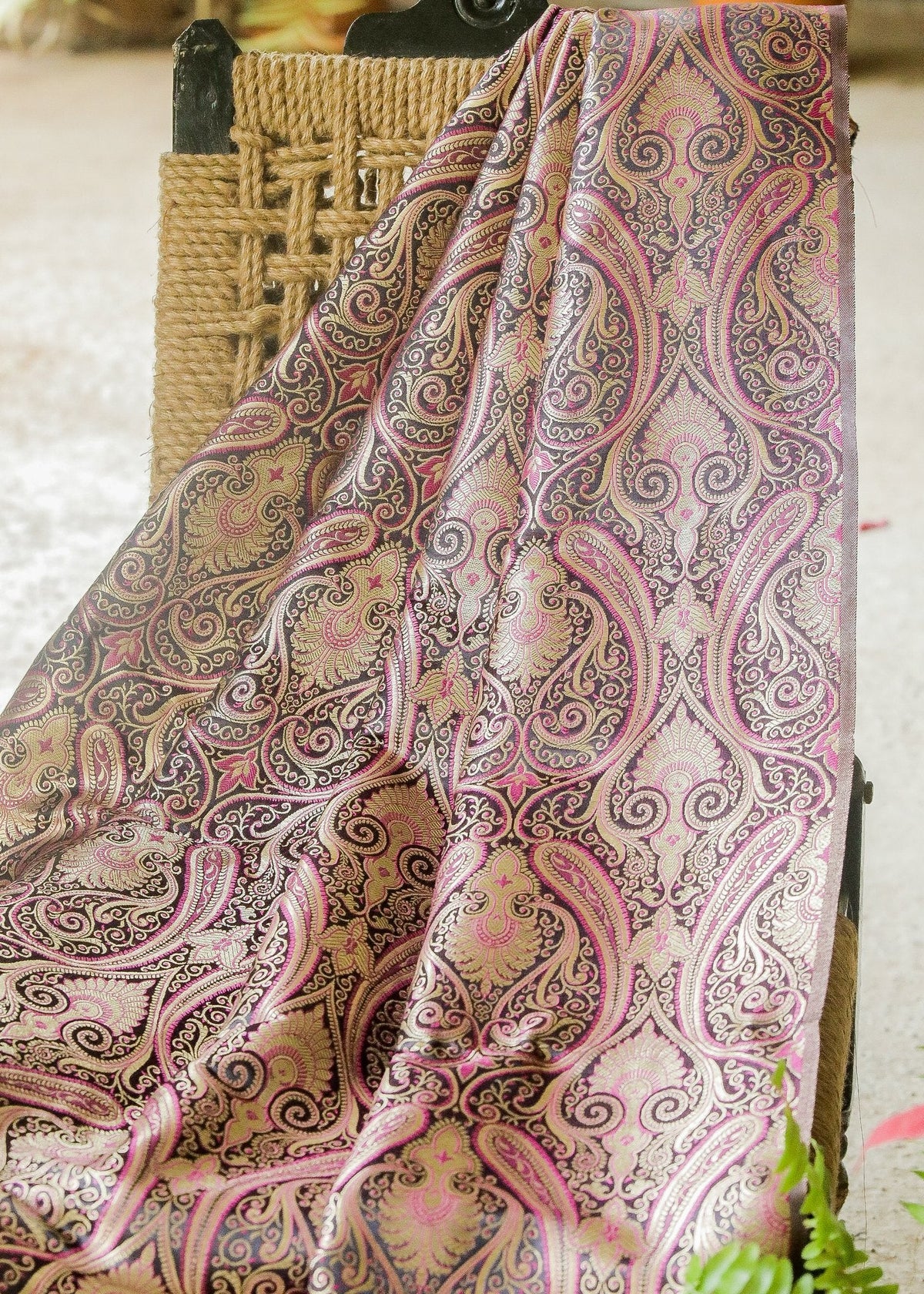Tissu brocart Banarasi exclusif avec motifs cachemire et incrustations roses