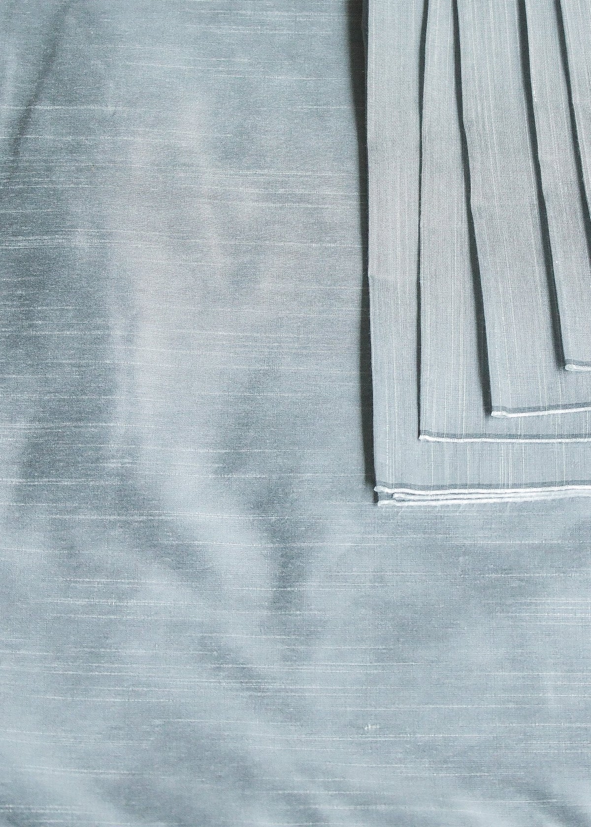 Tissu en soie flammée de coton gris uni