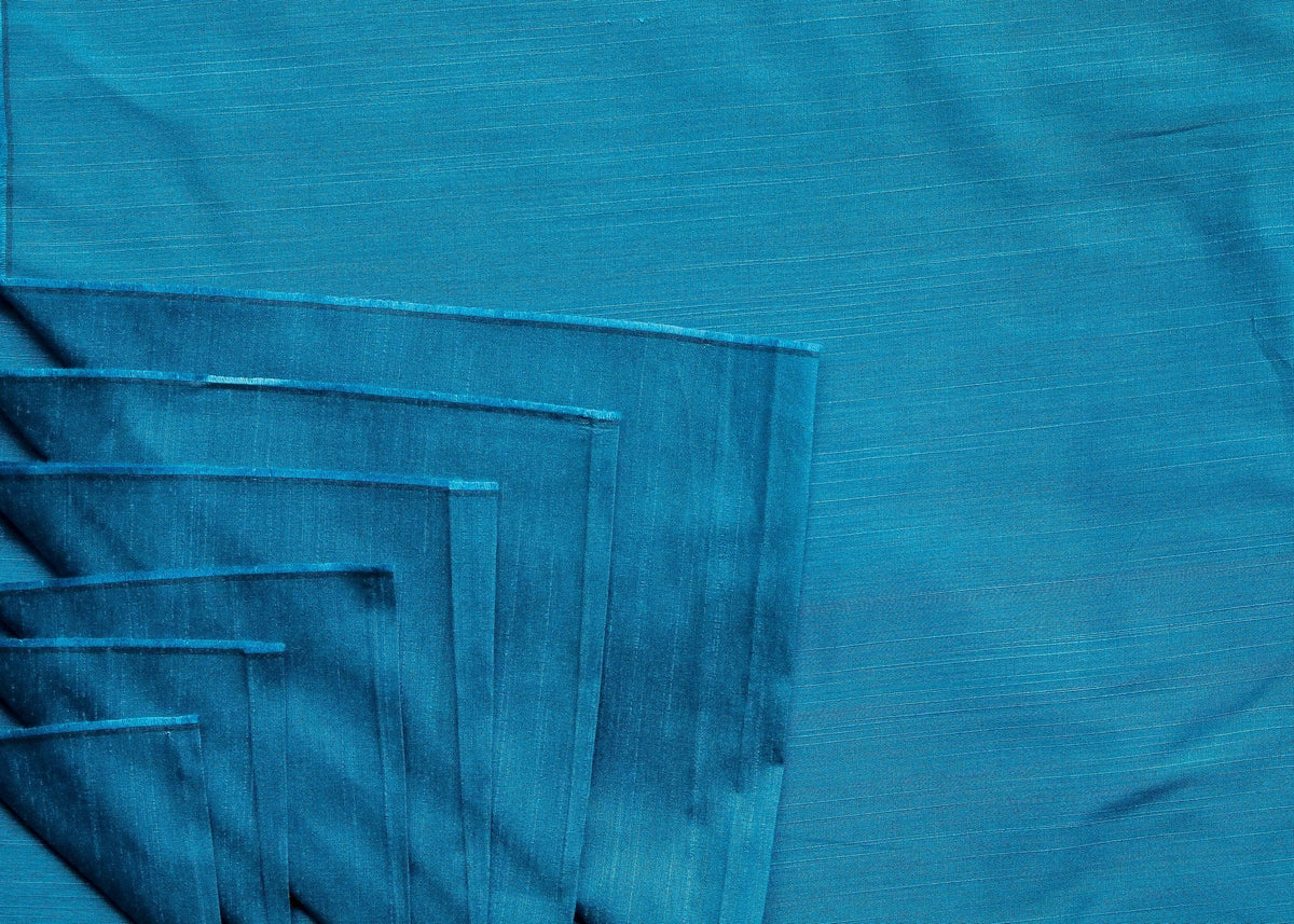 Tissu en soie slub et coton bleu firozi uni