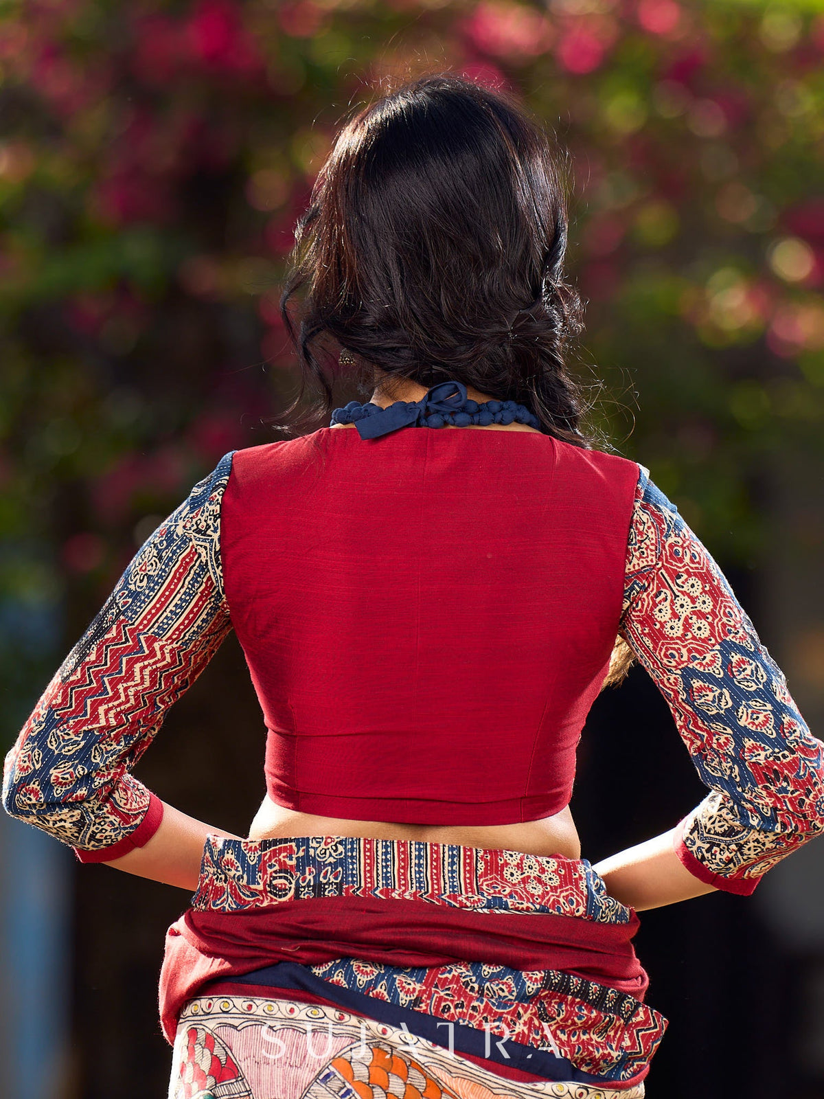 Chemisier classique en soie et coton marron avec accents en patchwork Kantha Ajrakh
