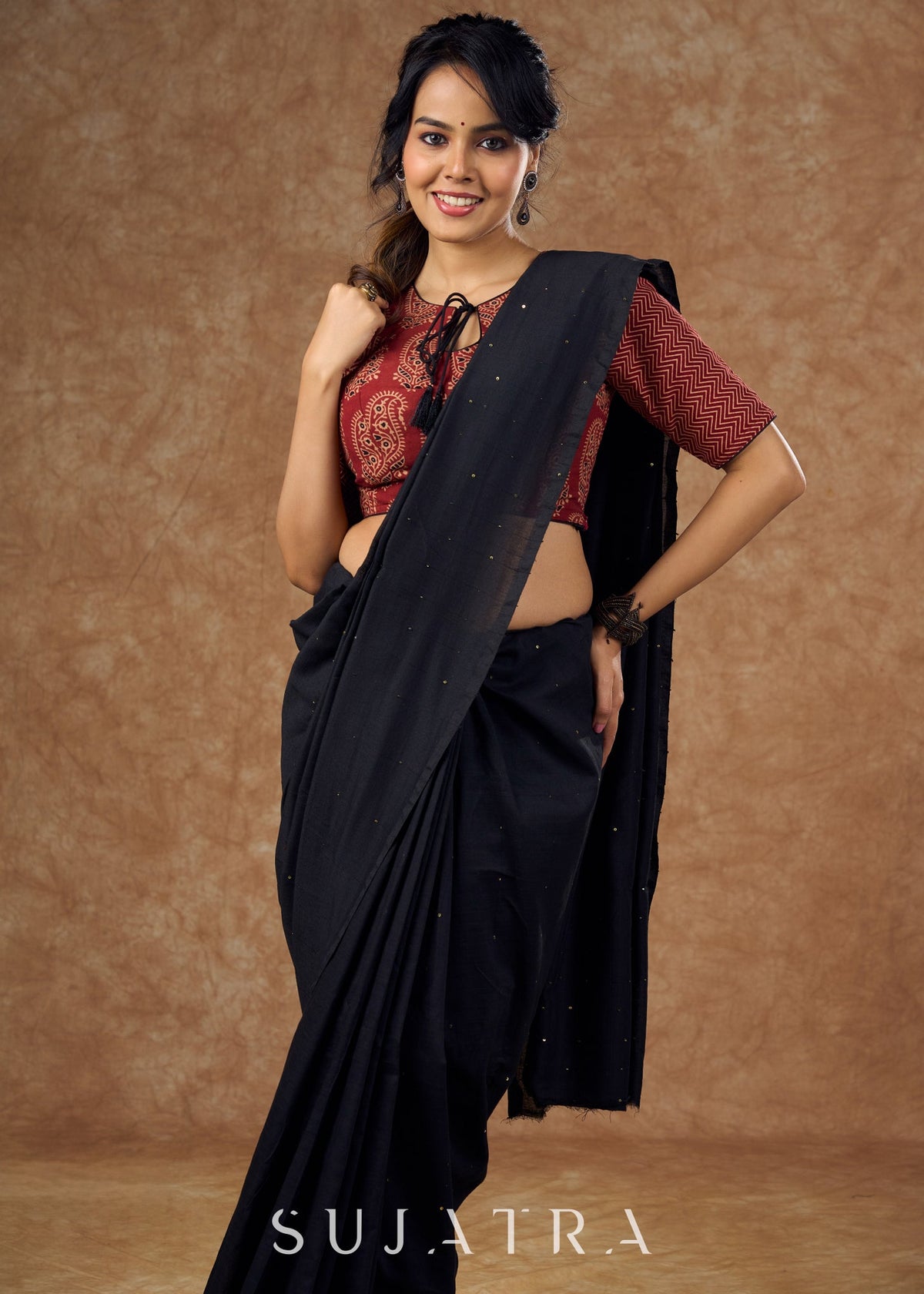 L'aspect riche et audacieux de cette blouse est parfaitement complété par des détails Ajrakh en zigzag et ambi, créant une pièce vraiment magnifique.