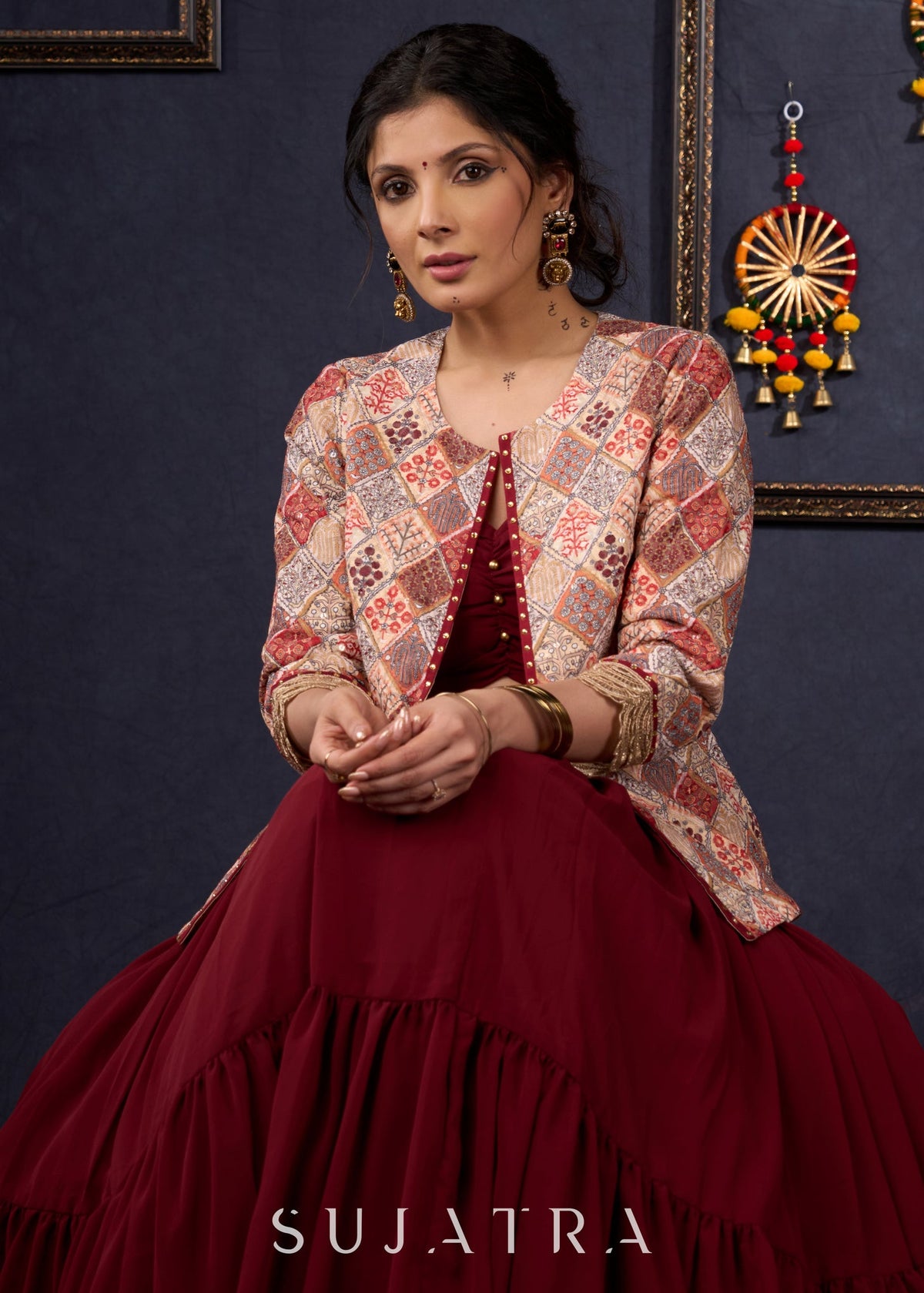 Lehenga classique en georgette bordeaux avec chemisier assorti et veste ton sur ton brodée.