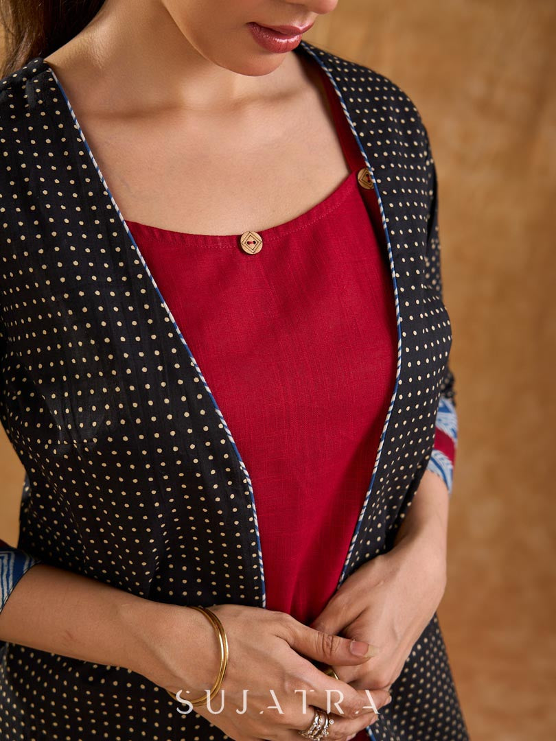 Longue veste ouverte en coton à pois noir minuit avec revers à imprimé géométrique indigo