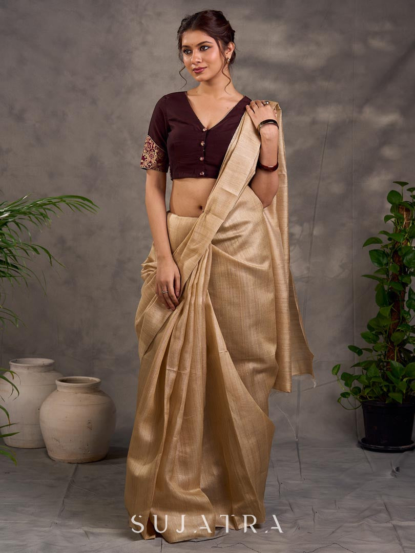 Blouse en coton et soie marron foncé à manches courtes, avec panneau de manches en brocart Benarasi et décolleté en V