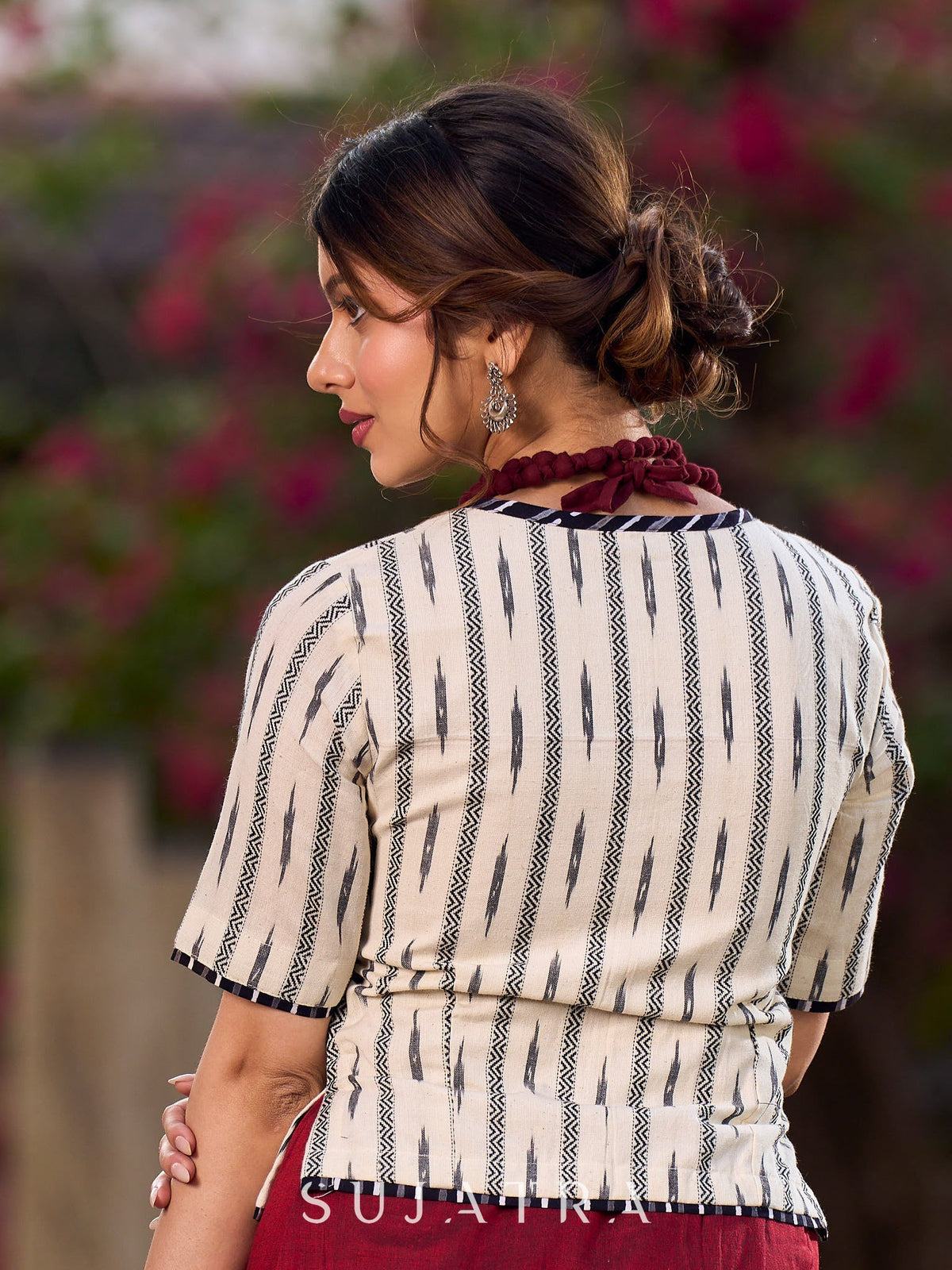 Blouse classique en coton ikat noir et blanc