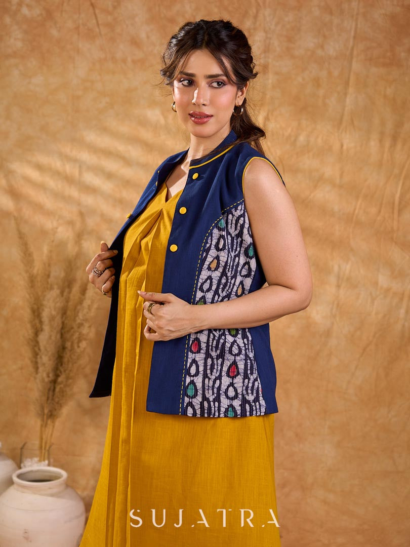 Veste sans manches élégante en coton bleu marine avec empiècement latéral en Kantha indigo, détails contrastants au col et aux boutons