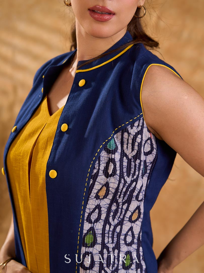 Veste sans manches élégante en coton bleu marine avec empiècement latéral en Kantha indigo, détails contrastants au col et aux boutons