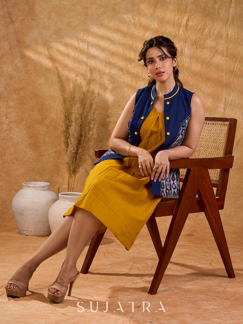 Veste sans manches élégante en coton bleu marine avec empiècement latéral en Kantha indigo, détails contrastants au col et aux boutons