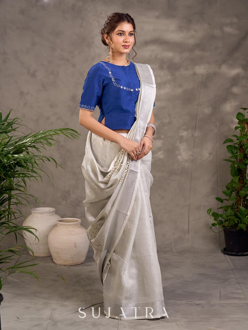 Blouse en mélange de coton et soie bleu roi, manches courtes, col et bordures de manches brodés de miroirs