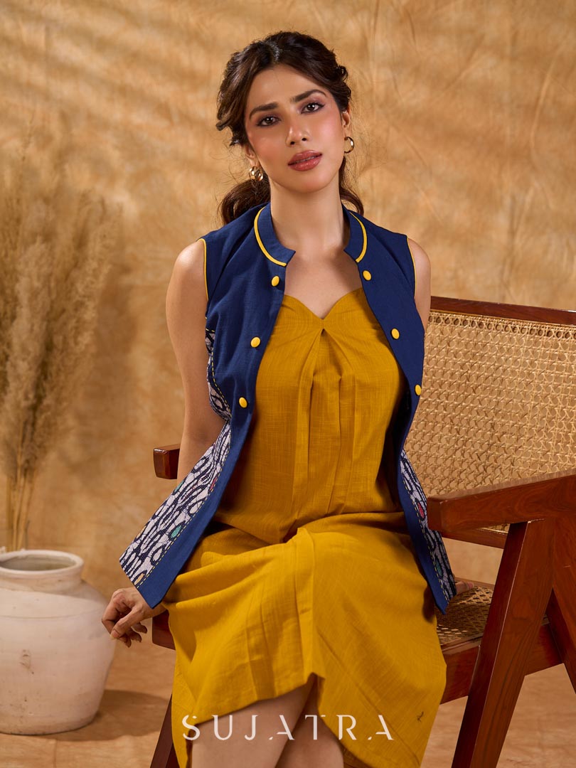 Veste sans manches élégante en coton bleu marine avec empiècement latéral en Kantha indigo, détails contrastants au col et aux boutons