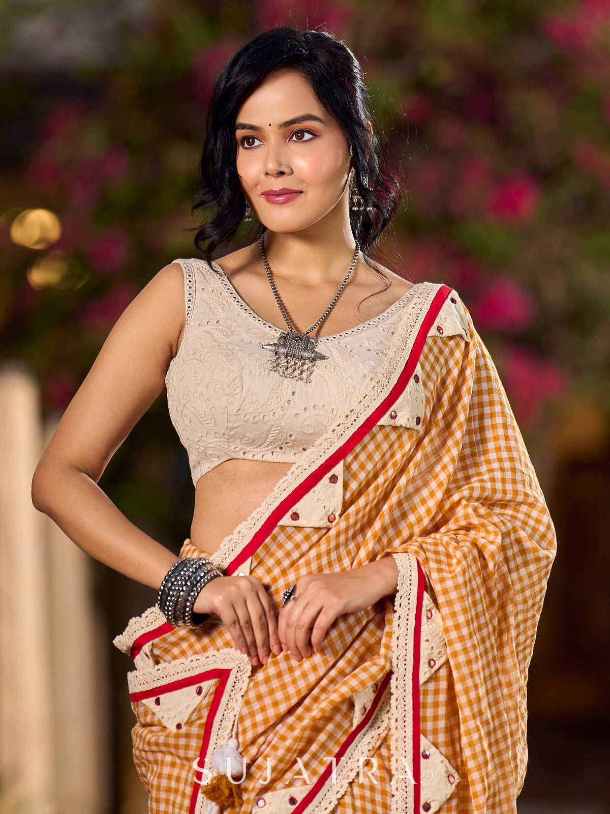 Blouse Hakoba en pur coton blanc cassé, confectionnée à la main avec des tissages cachemire complexes et une bordure ornée de miroirs