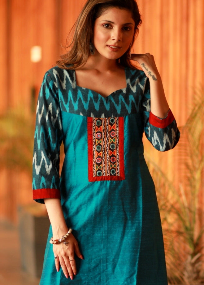 Kurta coupe trapèze en mélange de coton et soie firozi avec motifs Ikat et broderie artisanale aux miroirs de Kutch