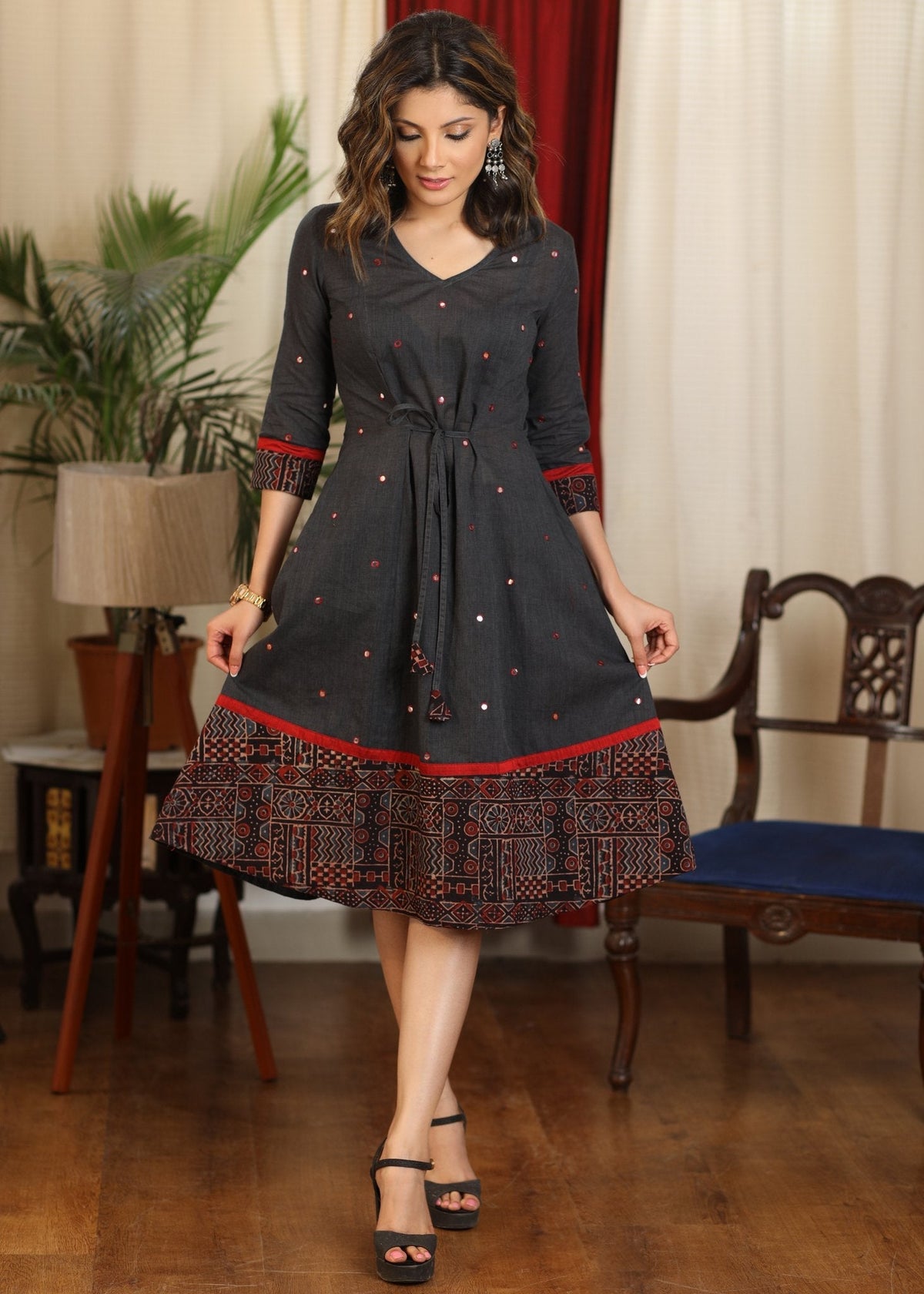 Robe trapèze gris foncé avec combinaison ajrakh et broderie miroir sur l'ensemble