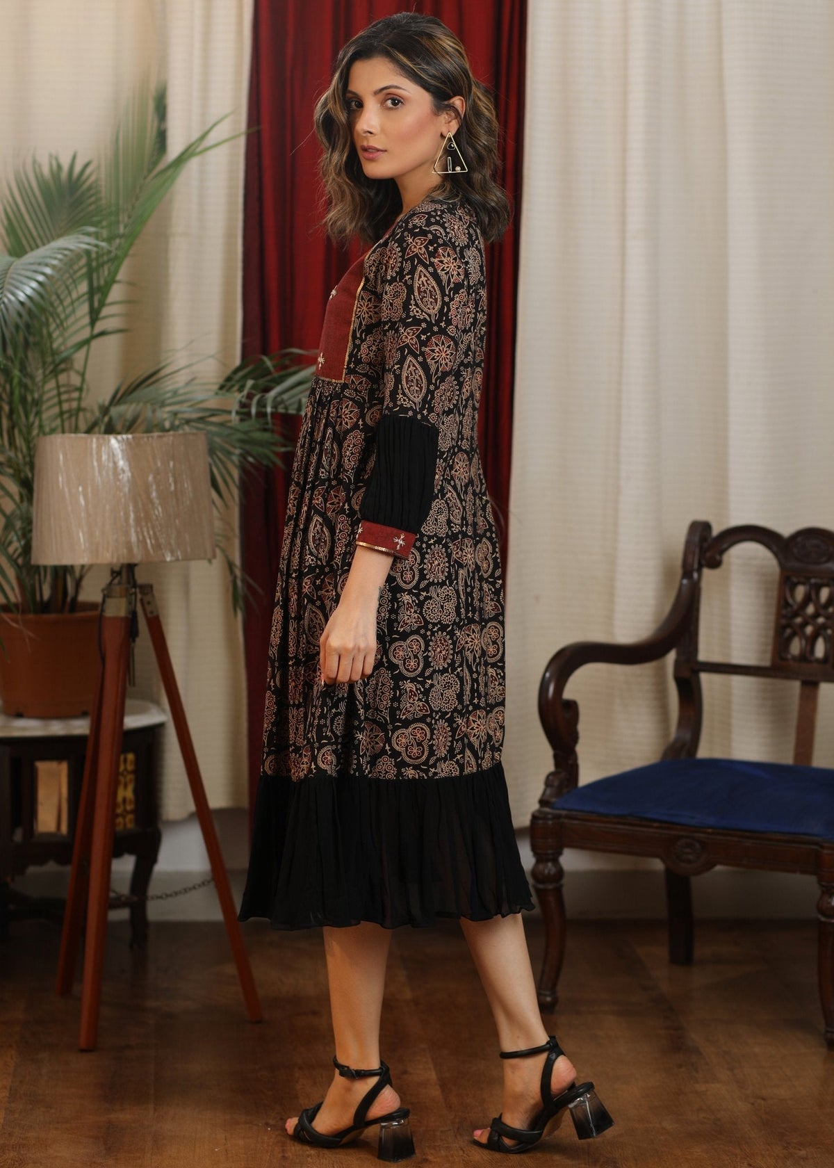 Robe évasée noire en ajrakh avec broderies zari et ourlet en georgette