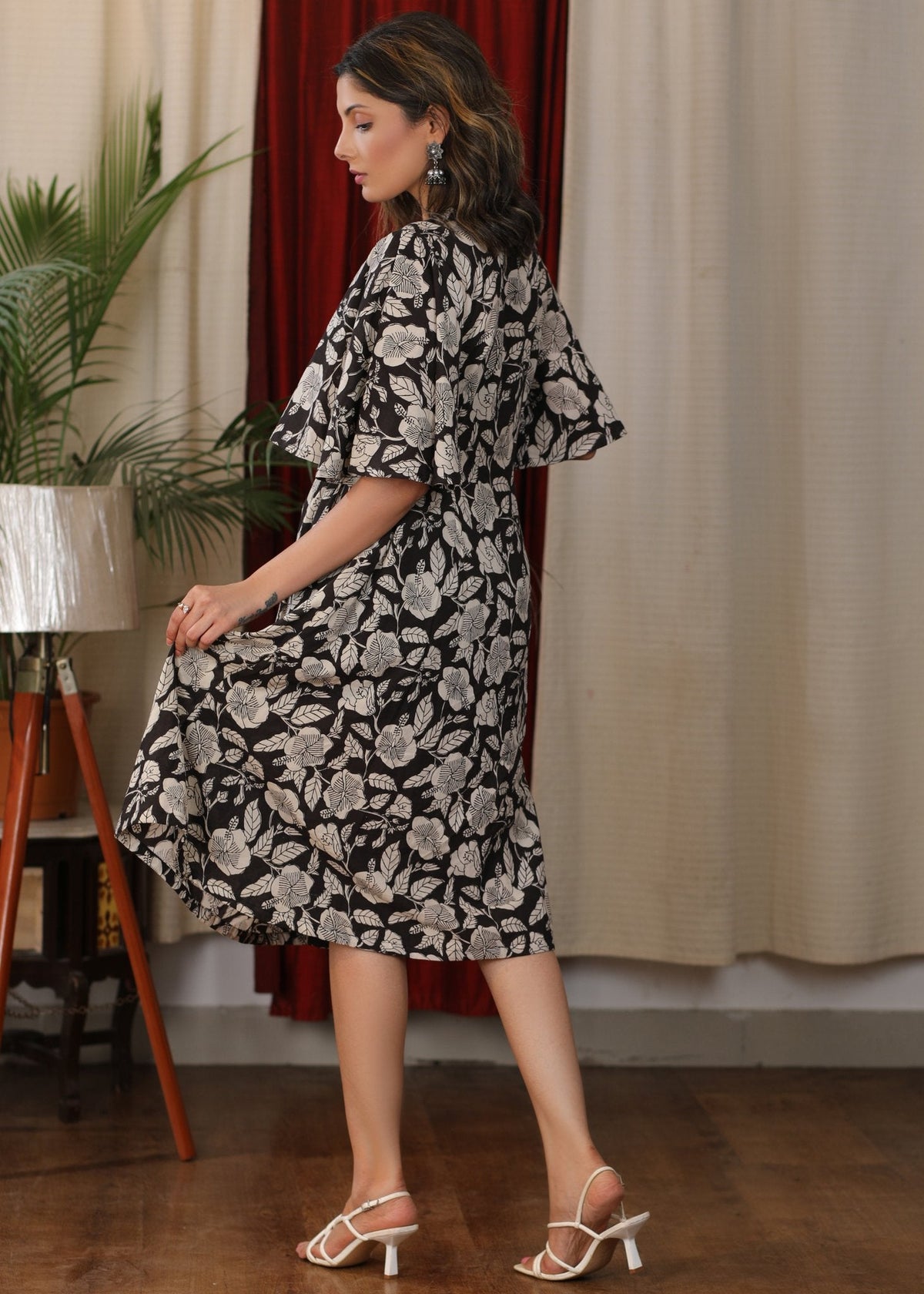 Robe à col en V, imprimé floral et détails froncés, avec ceinture intégrée et ornements en pièces de monnaie