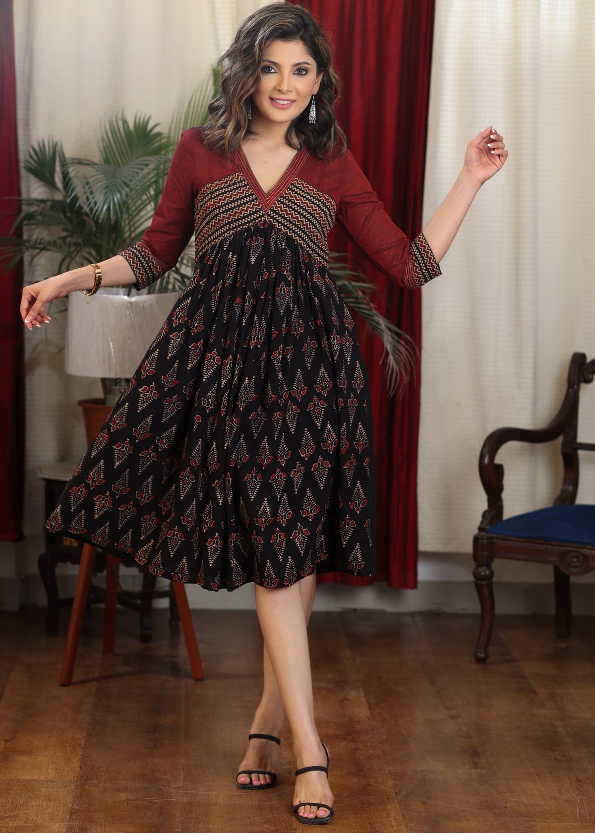 Robe froncée combinant noir et bordeaux à motif ajrakh avec un joli décolleté en V
