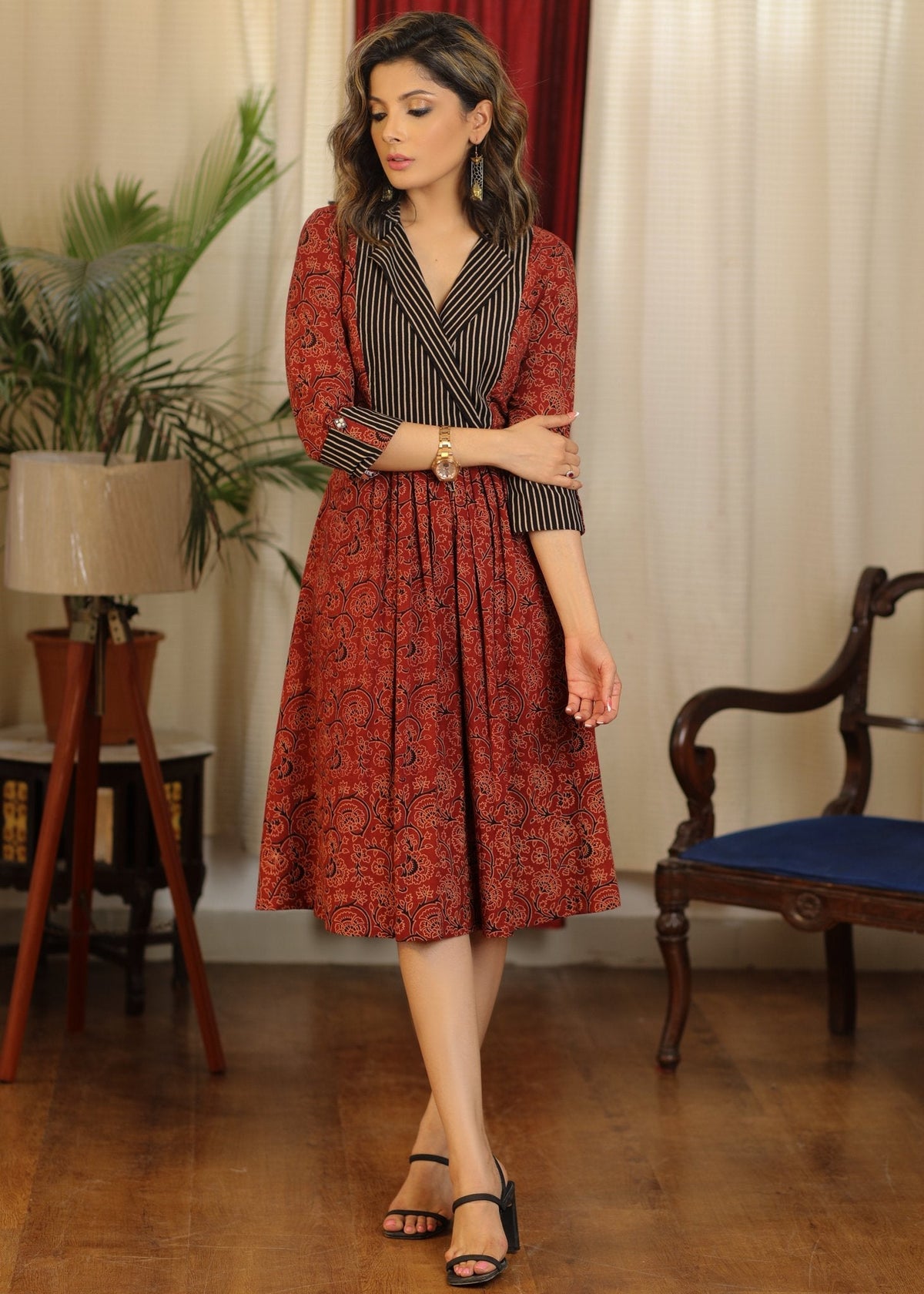 Robe à col, couleur bordeaux ajrakh avec rayures et ornements de pièces de monnaie