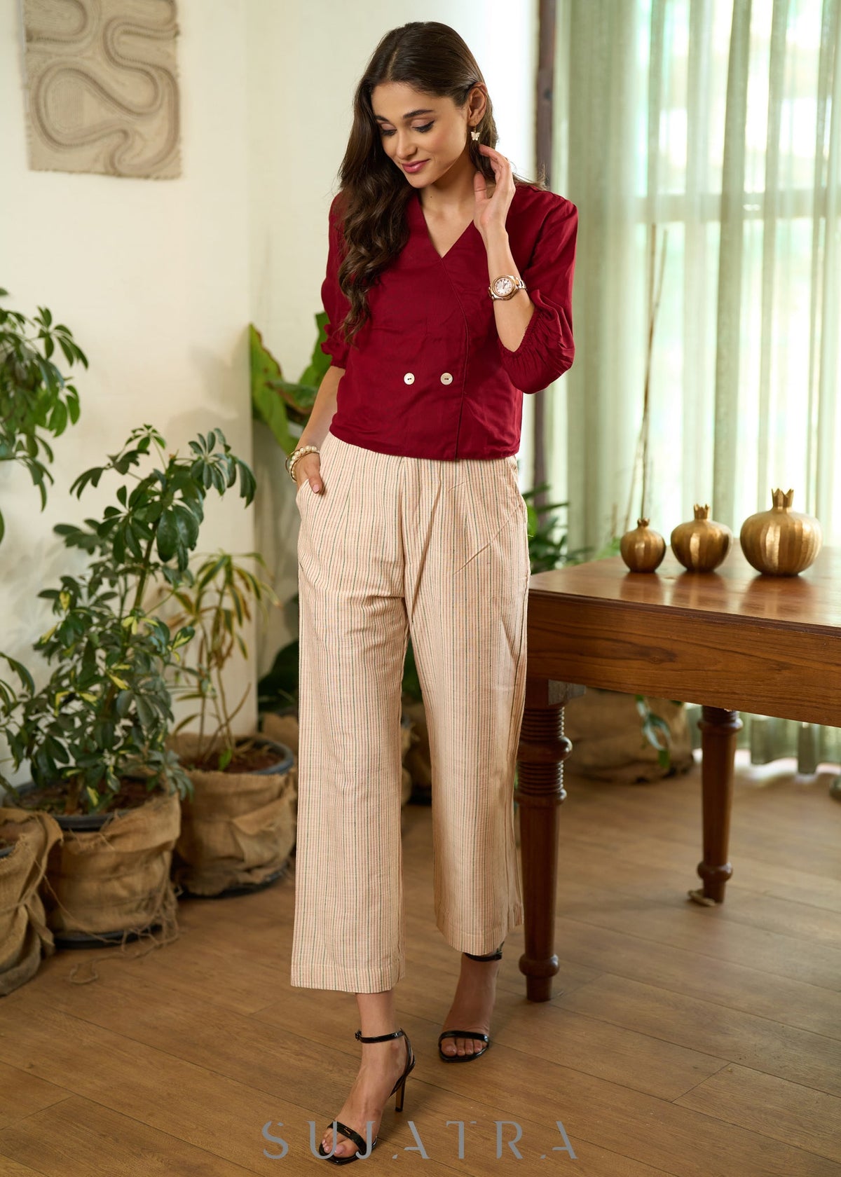 Haut croisé à motif marron élégant en rayonne avec manches bouffantes - Pantalon rayé contrastant en option