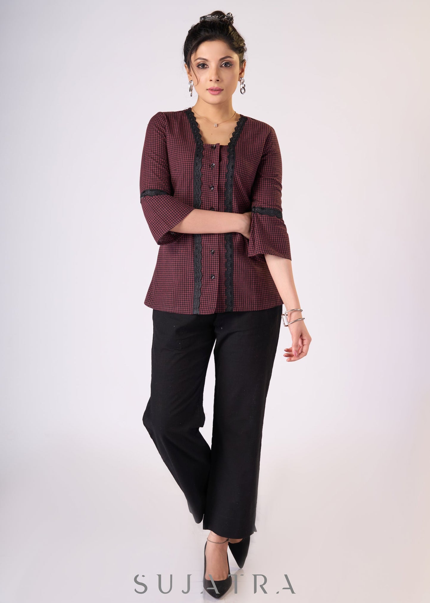 Haut en coton à carreaux noirs et rouges avec détails en dentelle noire - Pantalon en supplément