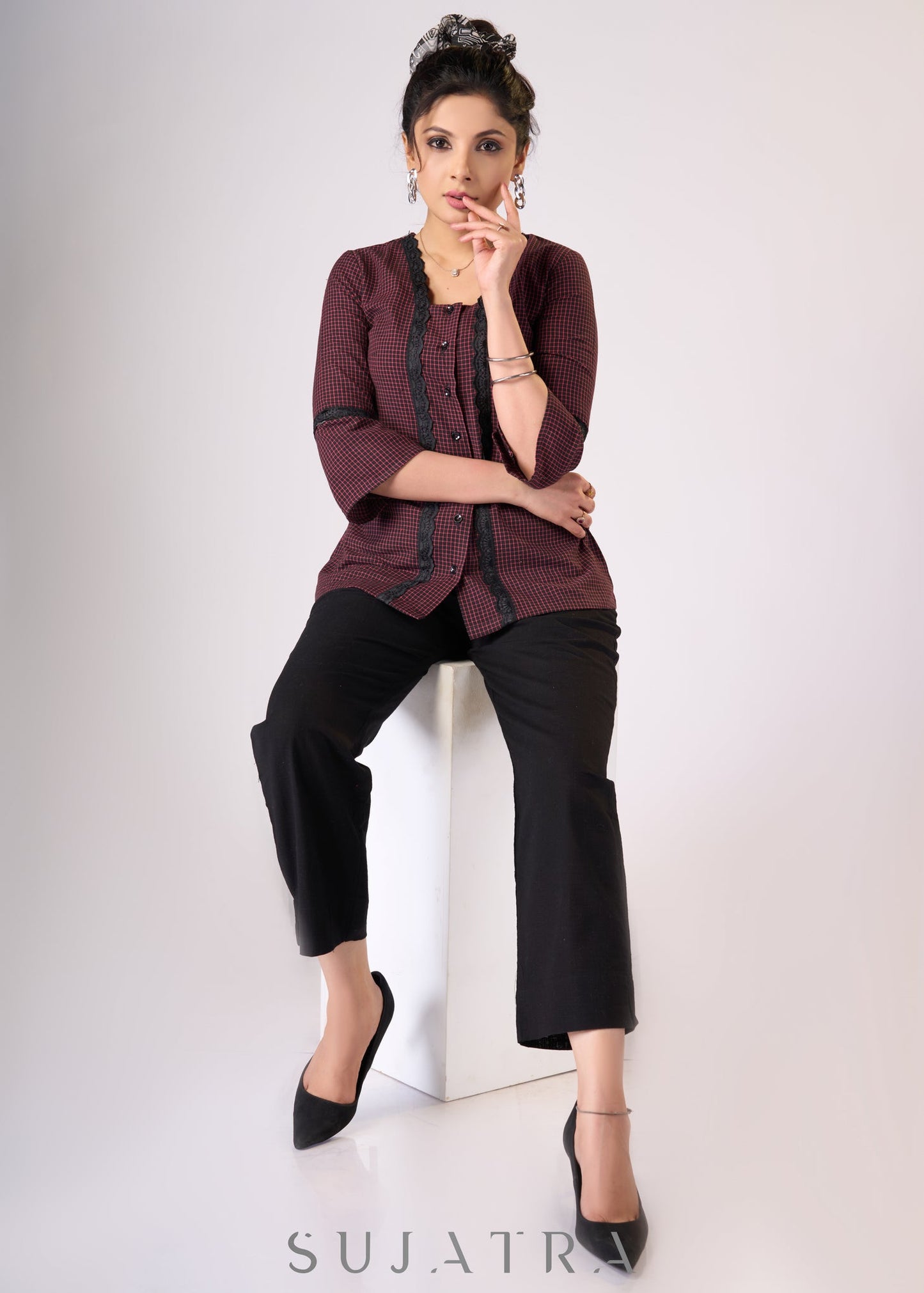 Haut en coton à carreaux noirs et rouges avec détails en dentelle noire - Pantalon en supplément