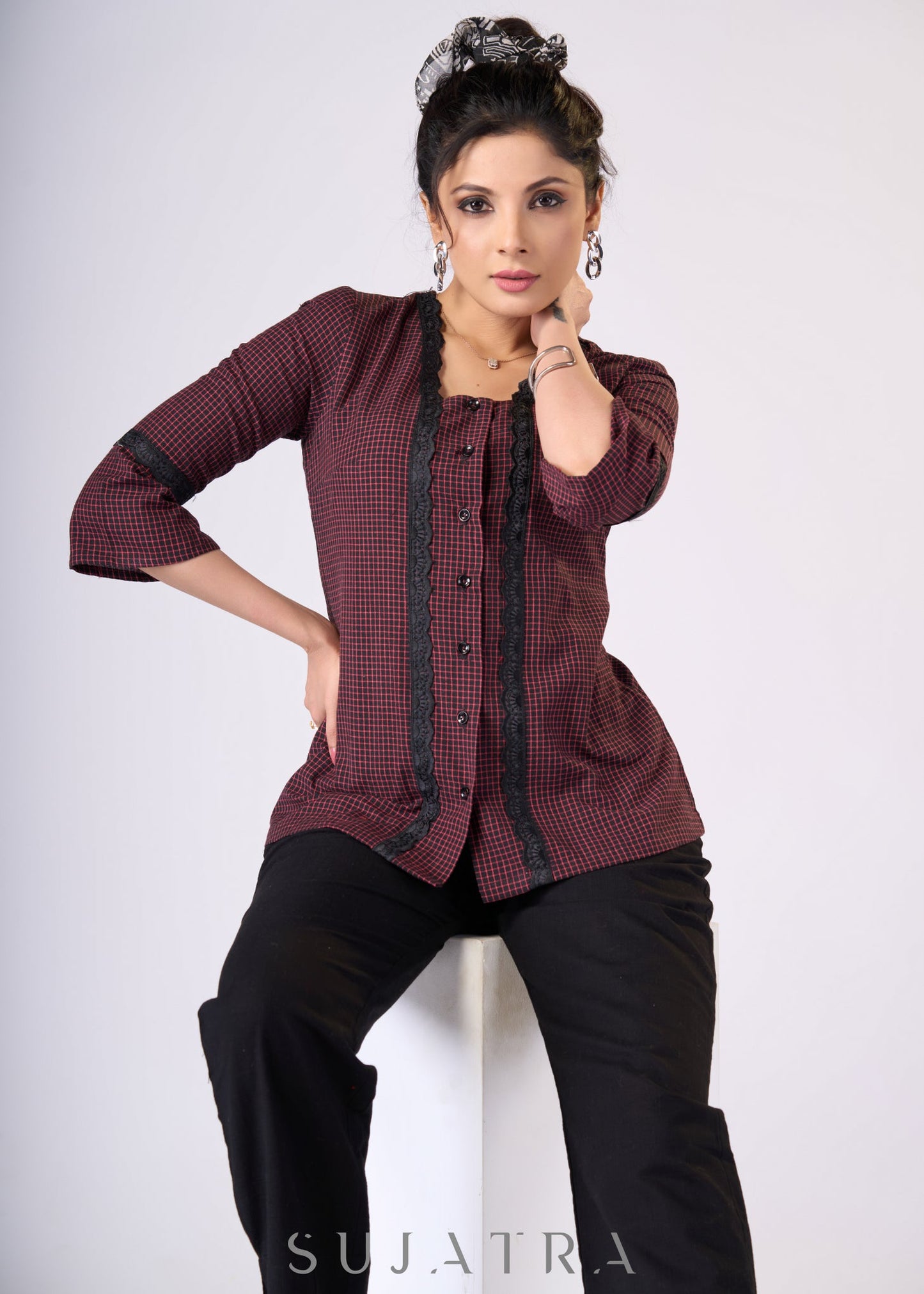 Haut en coton à carreaux noirs et rouges avec détails en dentelle noire - Pantalon en supplément