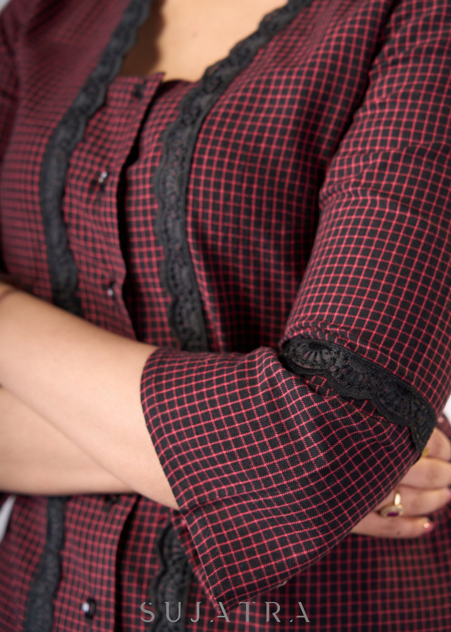 Haut en coton à carreaux noirs et rouges avec détails en dentelle noire - Pantalon en supplément