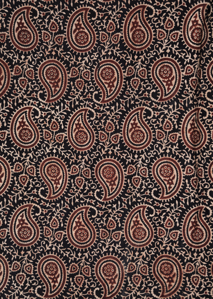 Tissu Ajrakh en coton noir avec imprimé Kairi