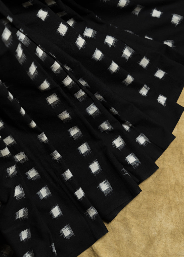 Tissu ikat double en coton noir à motif de carrés blancs