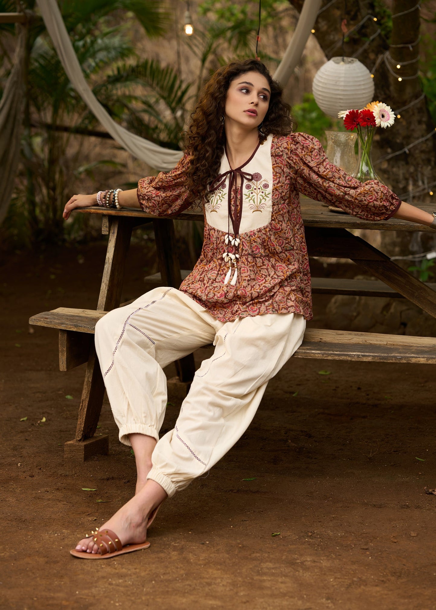 Haut élégant brodé Kalamkari avec liens à nouer - Pantalon en option