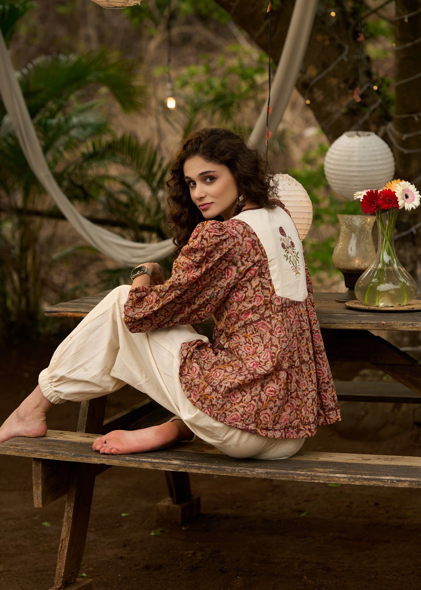 Haut élégant brodé Kalamkari avec liens à nouer - Pantalon en option
