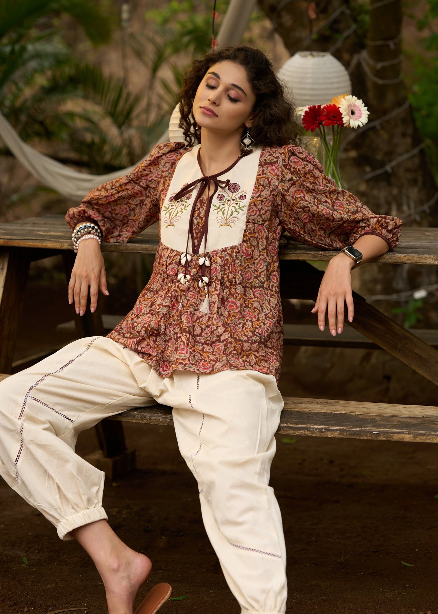 Haut élégant brodé Kalamkari avec liens à nouer - Pantalon en option