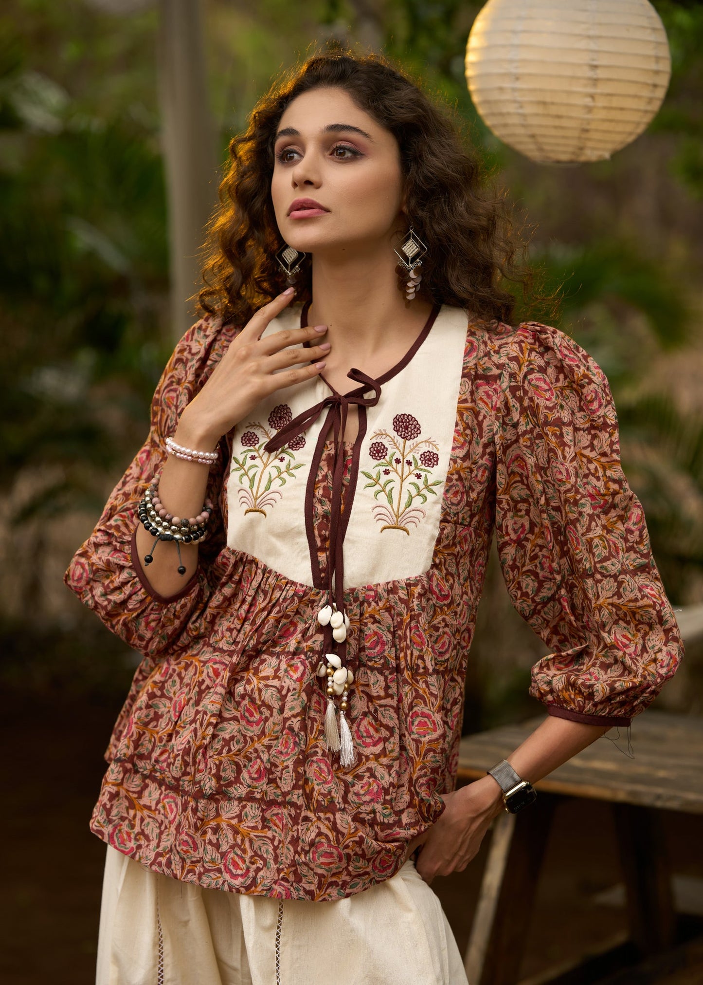 Haut élégant brodé Kalamkari avec liens à nouer - Pantalon en option