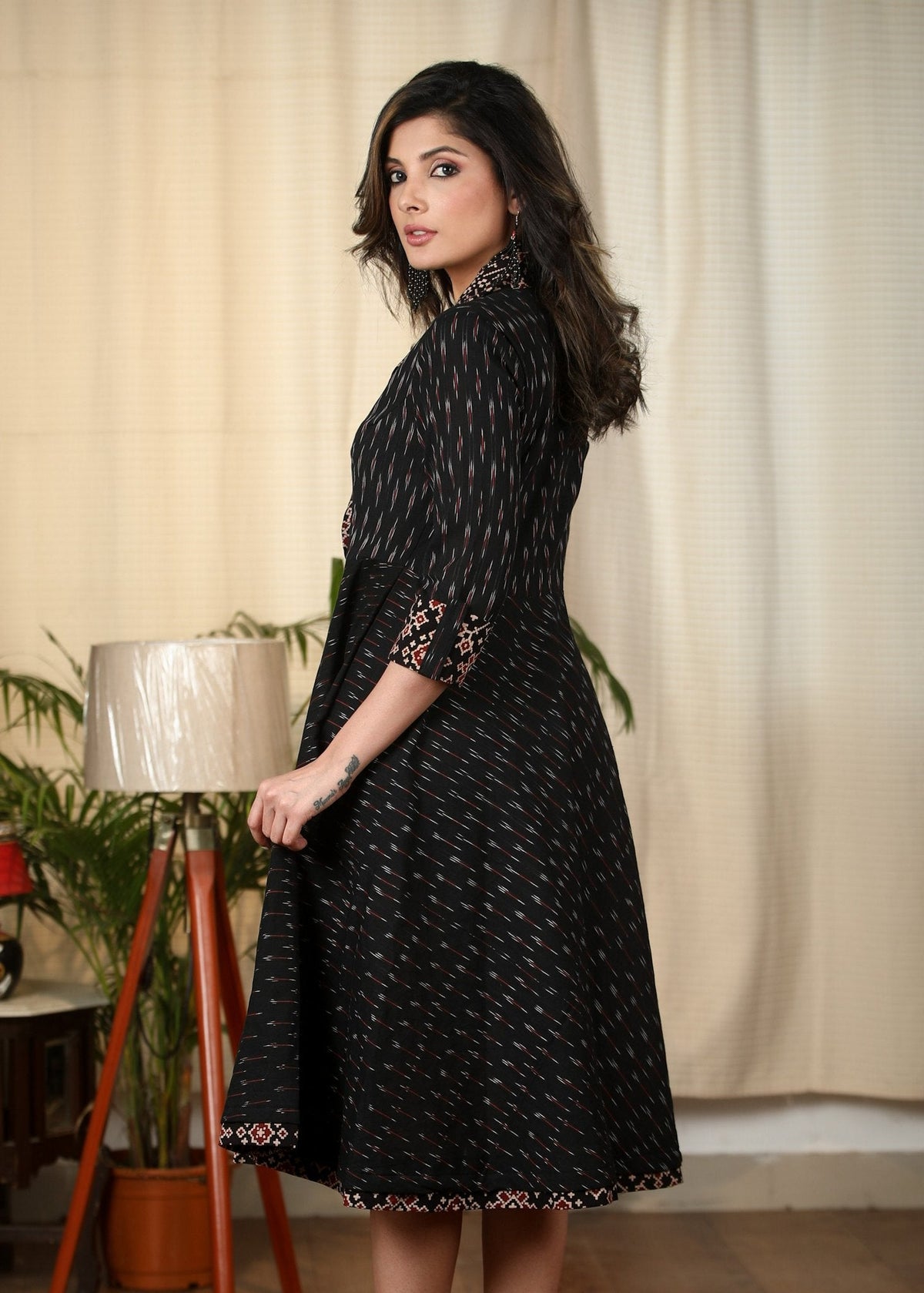 Robe une pièce exclusive en coton ikat noir avec détails Ajrakh