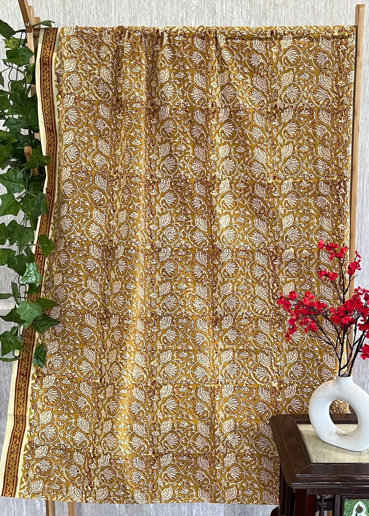 Tissu en coton à imprimé floral moutarde