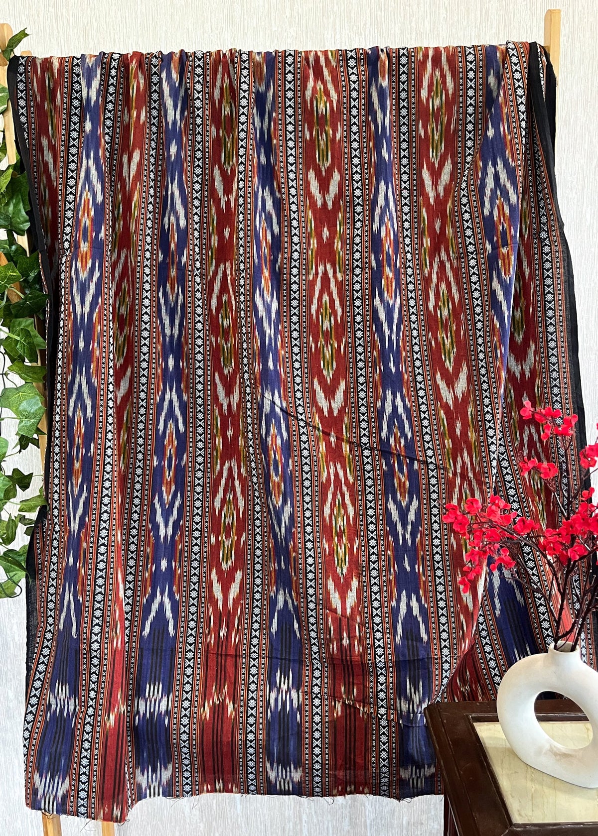 Tissu ikat bleu et rouge