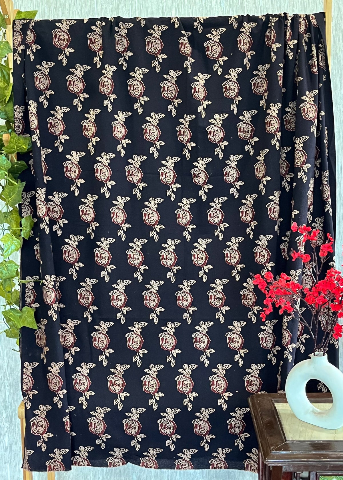 Tissu Ajrakh imprimé rose noire