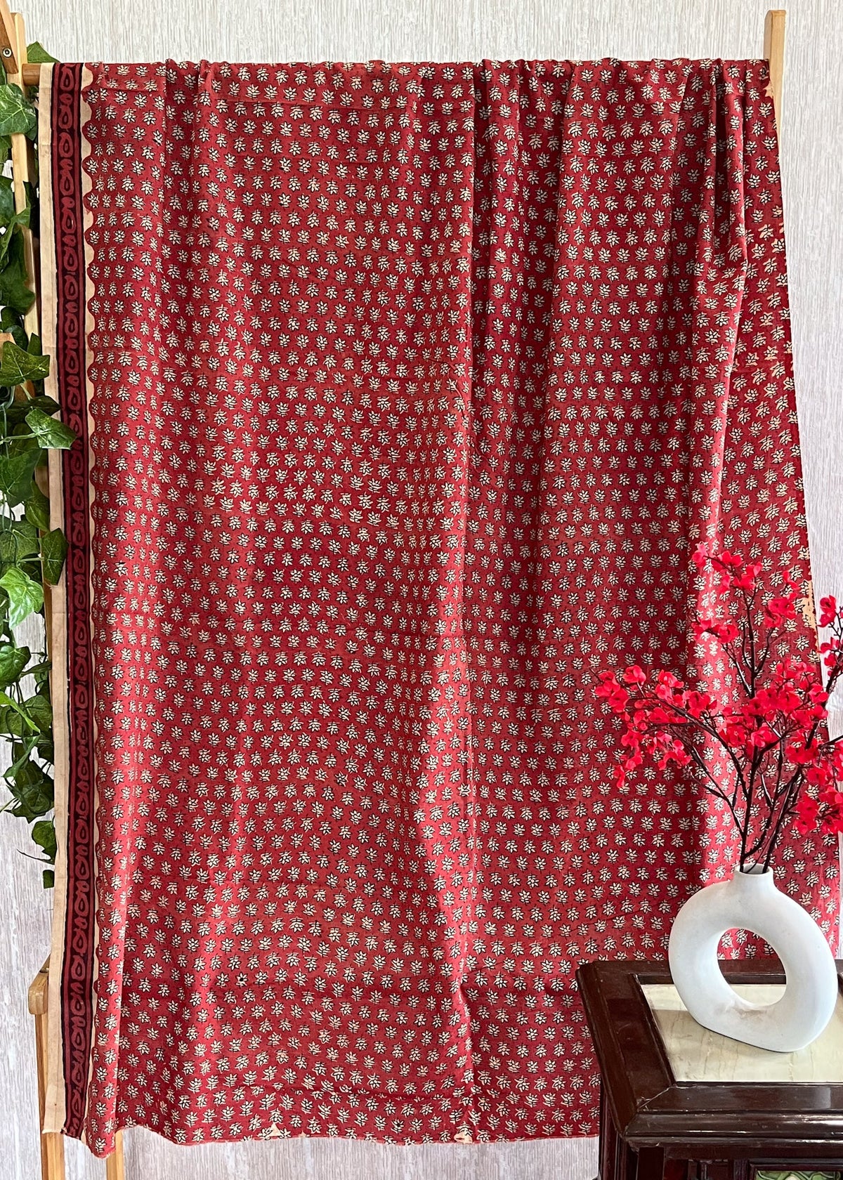 Tissu en coton à imprimé fleurs corail