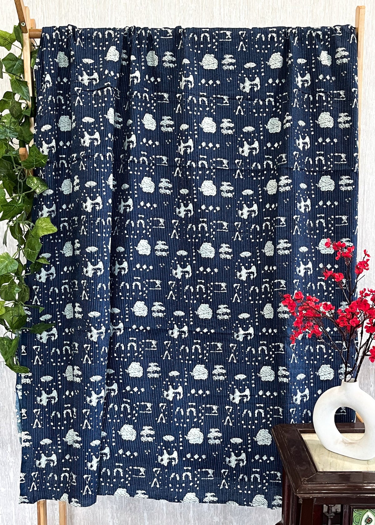 Tissu Kantha bleu marine abstrait