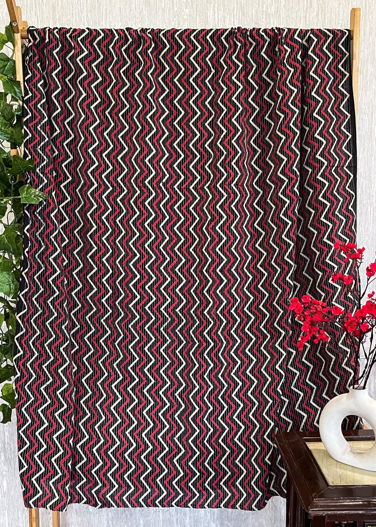 Tissu Kantha à motifs zigzag noirs
